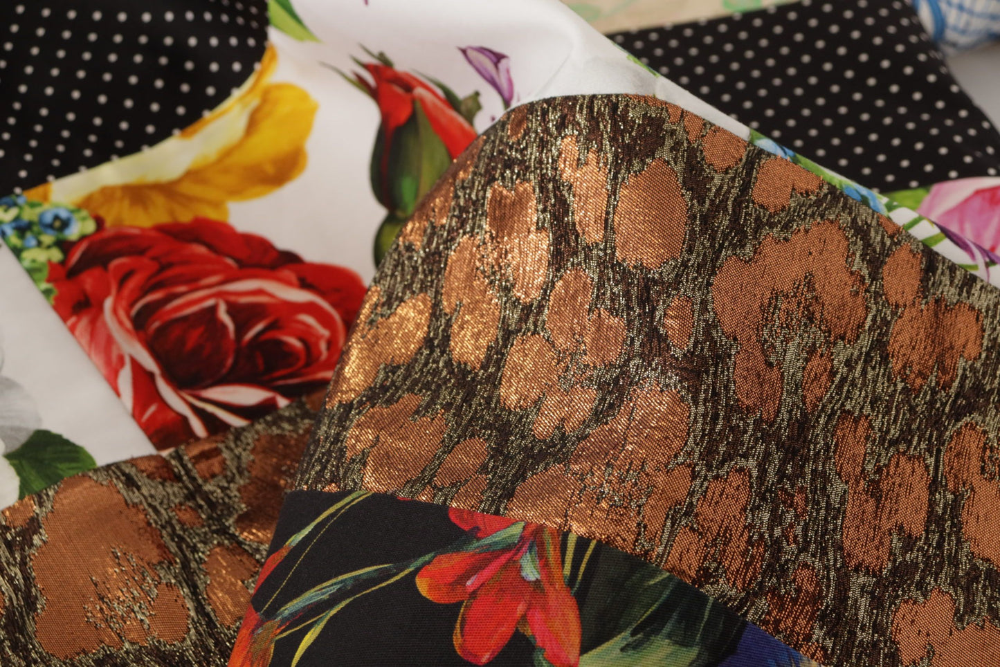 Dolce & Gabbana – Mehrfarbiges Minikleid aus Jquard mit Pachwork-Blumenmuster