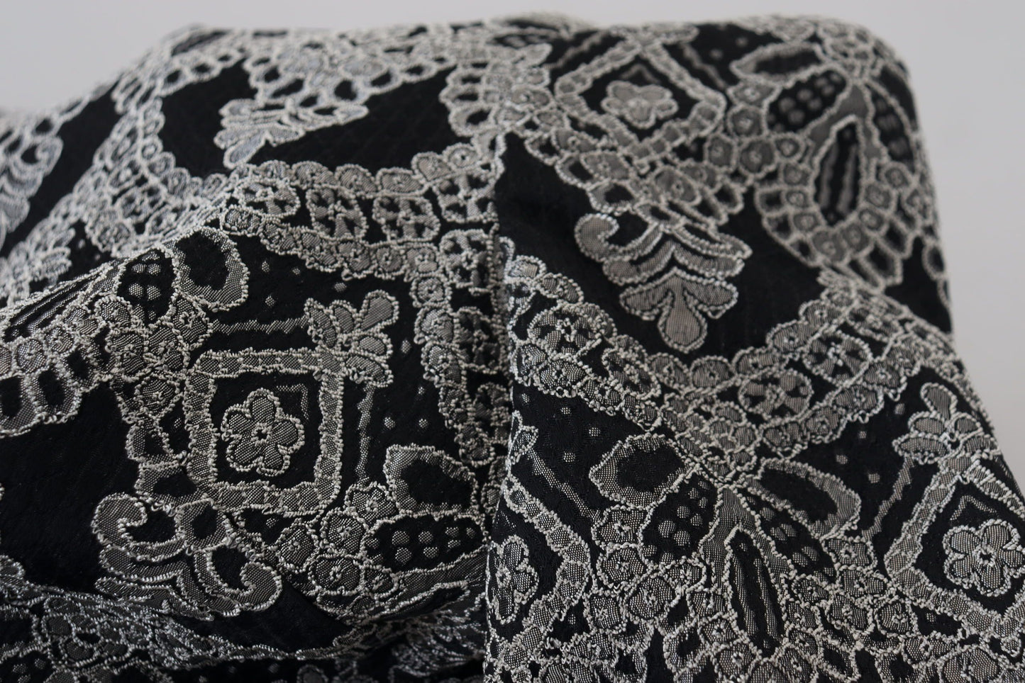 Dolce & Gabbana – Schwarz-graues, figurbetontes Etuikleid aus Jacquard