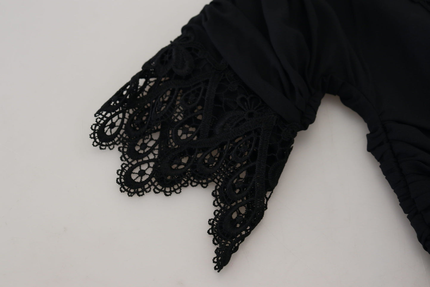 Dolce & Gabbana – Schwarzes, figurbetontes Midi-Etuikleid aus Spitze und Seide