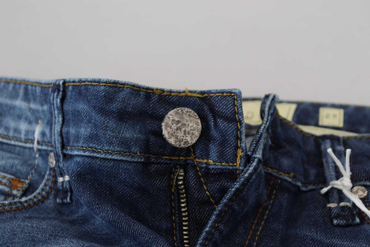 Acht Blaue Slim Fit Jeans aus gewaschener Baumwolle für Damen