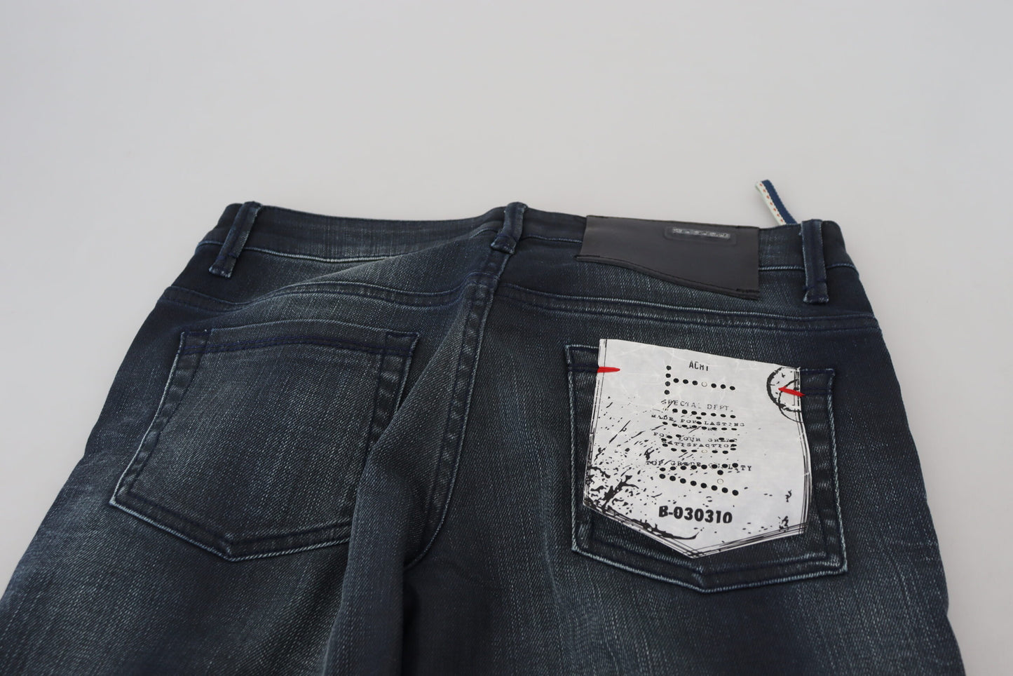 Acht – Blau verwaschene Slim-Fit-Jeans aus Baumwolldenim mit niedriger Taille