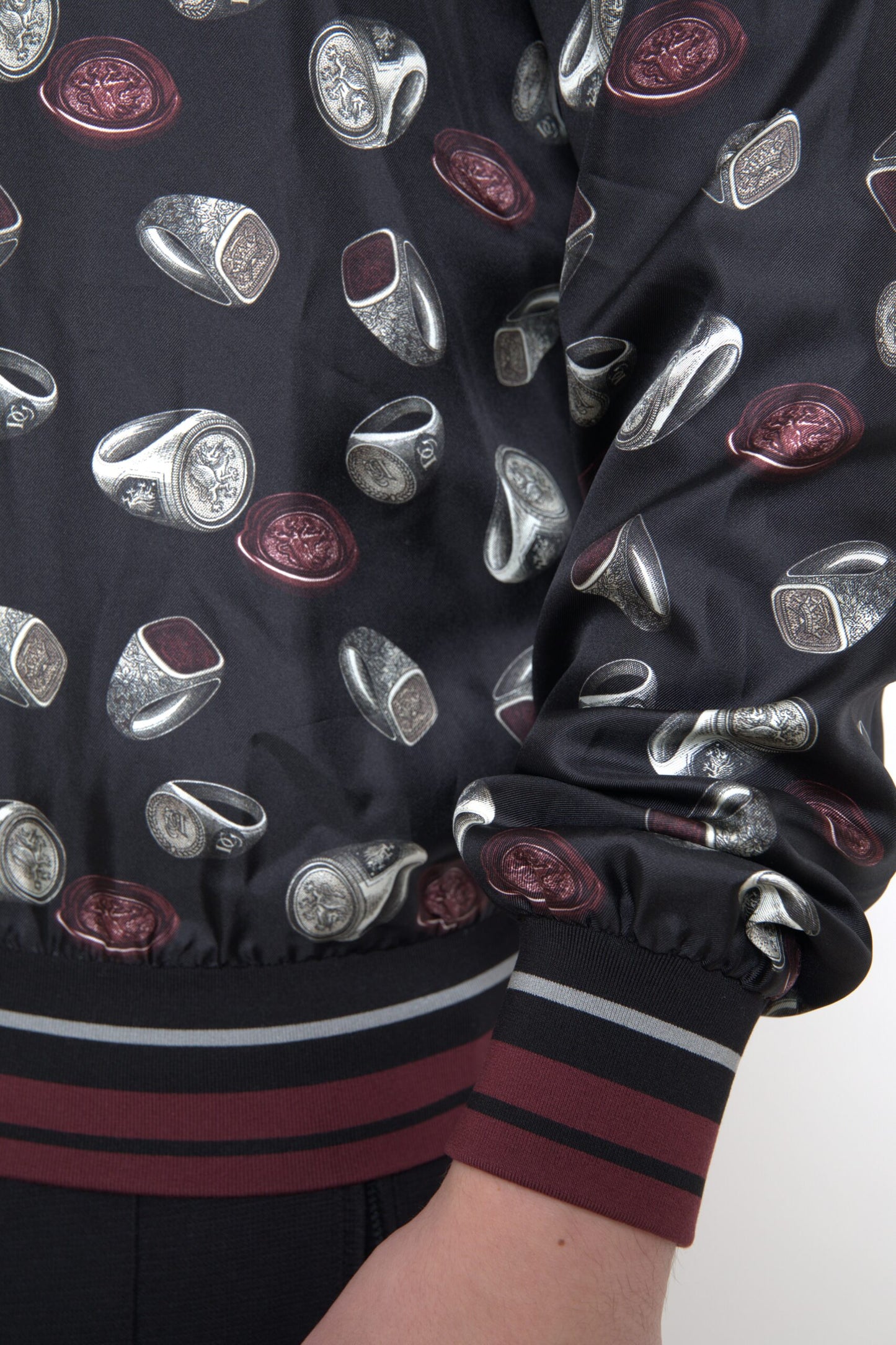 Dolce & Gabbana – Schwarzer Seidenpullover mit Rundhalsausschnitt und Ringprint