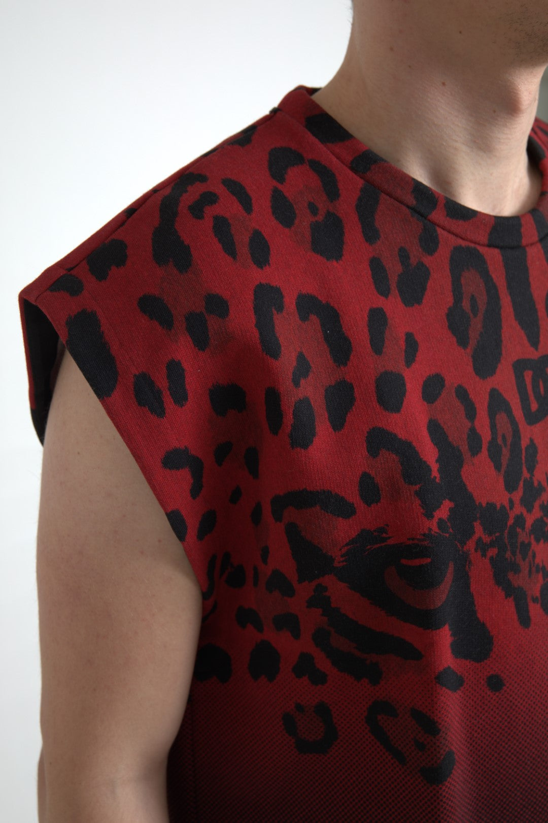 Dolce & Gabbana – Ärmelloses Tank-T-Shirt aus Baumwolle mit rotem Leopardenmuster