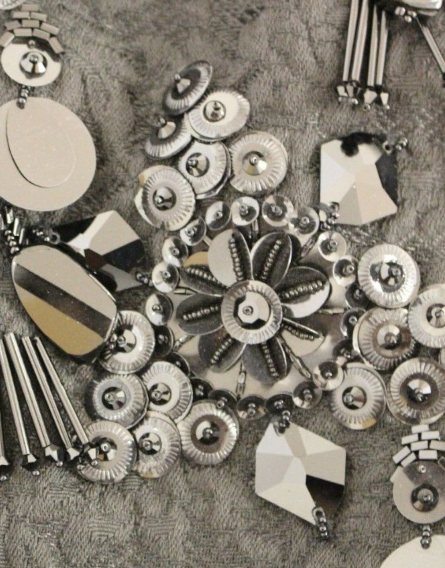 Dolce & Gabbana Schwarzes Kleid mit Blumen- und Kristallbesatz