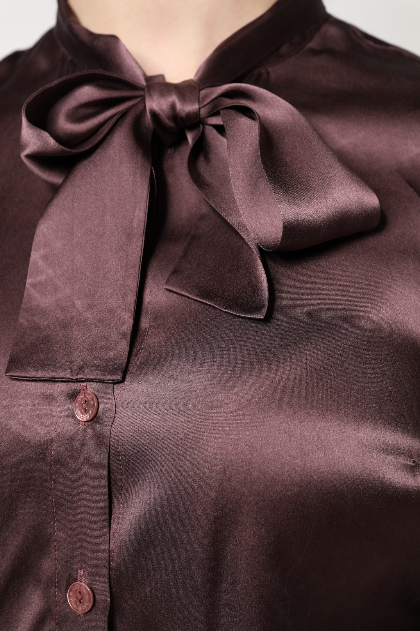 Dolce & Gabbana, Braunes Blusentop mit langem Ascot-Kragen