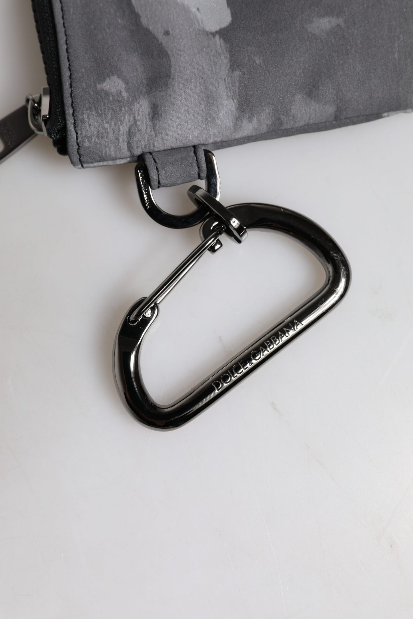 Dolce & Gabbana – Schwarz-graue Camouflage-Tasche mit Logo-Plakette und Schlüsselring
