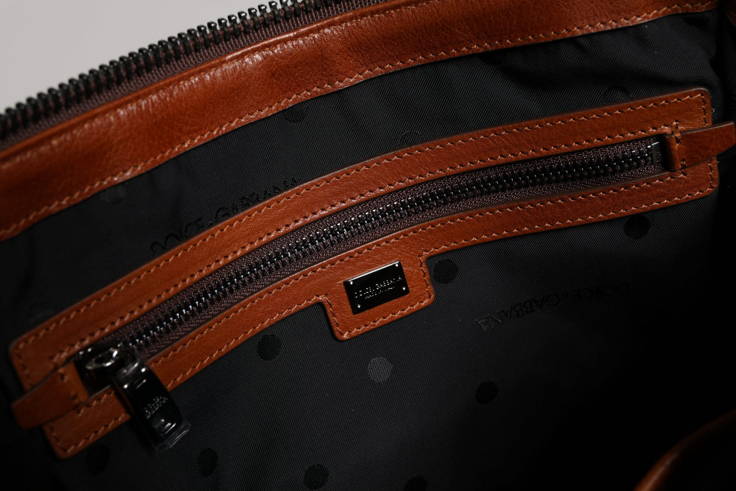 Dolce & Gabbana Beigebraune Duffle-Umhängetasche aus Baumwollleder