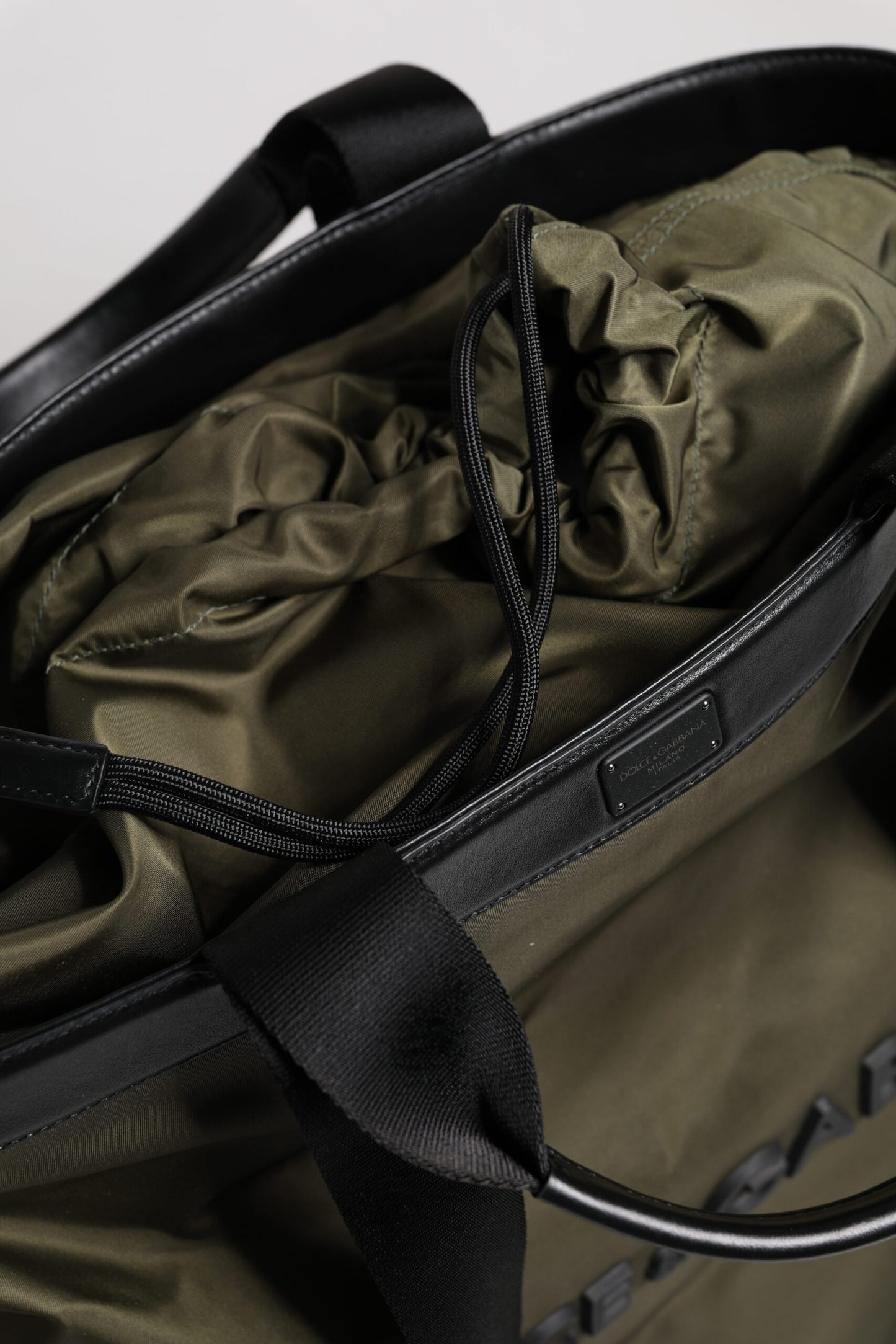 Dolce & Gabbana Tragetasche aus Nylon in Militärgrün mit Schulterriemen