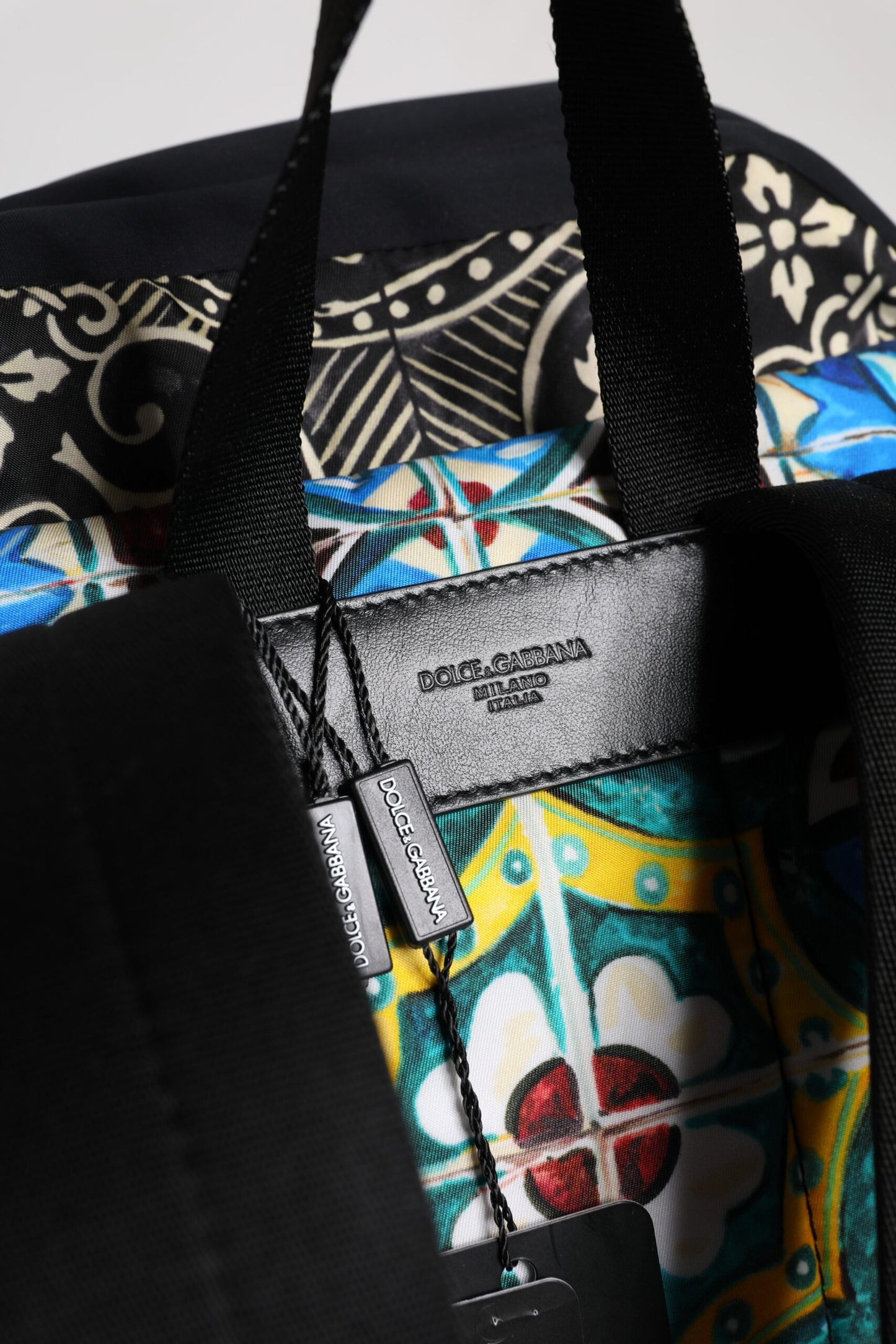 Dolce & Gabbana Rucksack aus Nylon mit mehrfarbigem Maiolika-Print