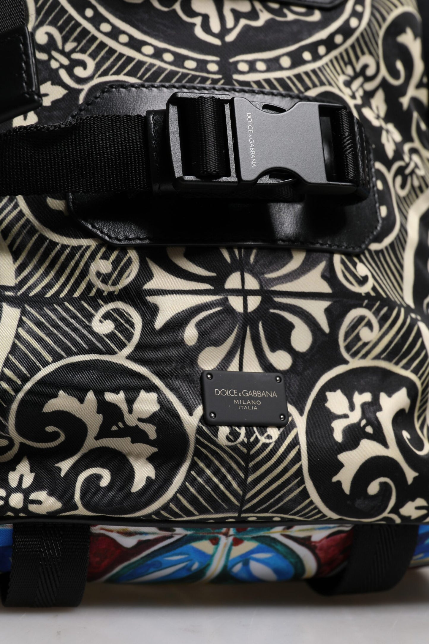 Dolce & Gabbana Rucksack aus Nylon mit mehrfarbigem Maiolika-Print