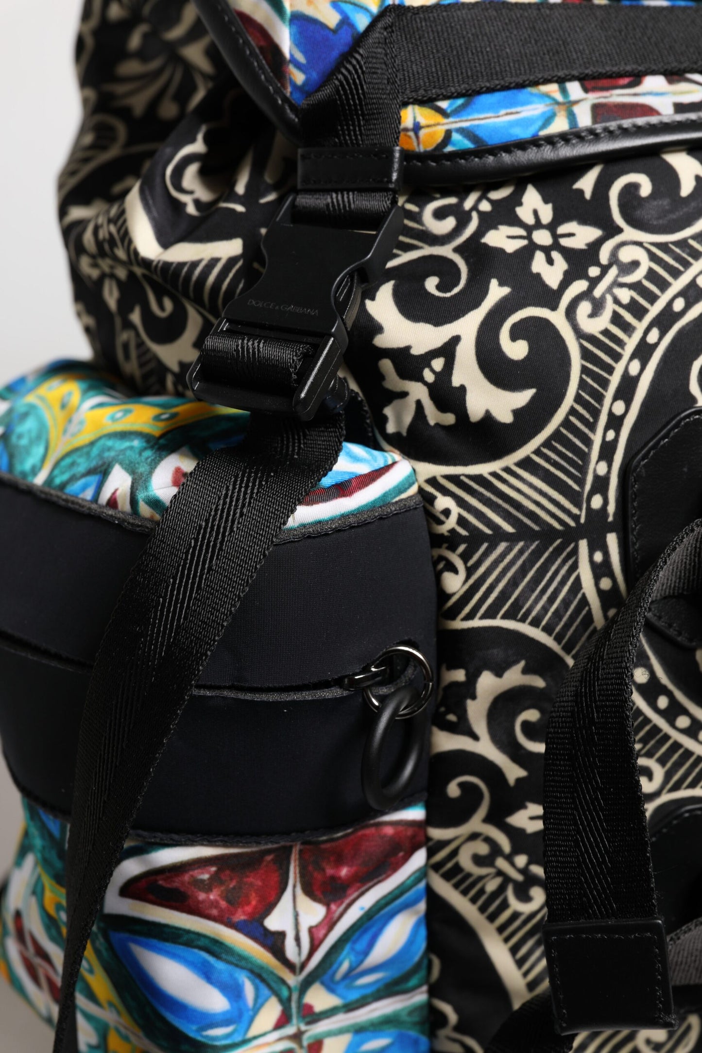 Dolce & Gabbana Rucksack aus Nylon mit mehrfarbigem Maiolika-Print