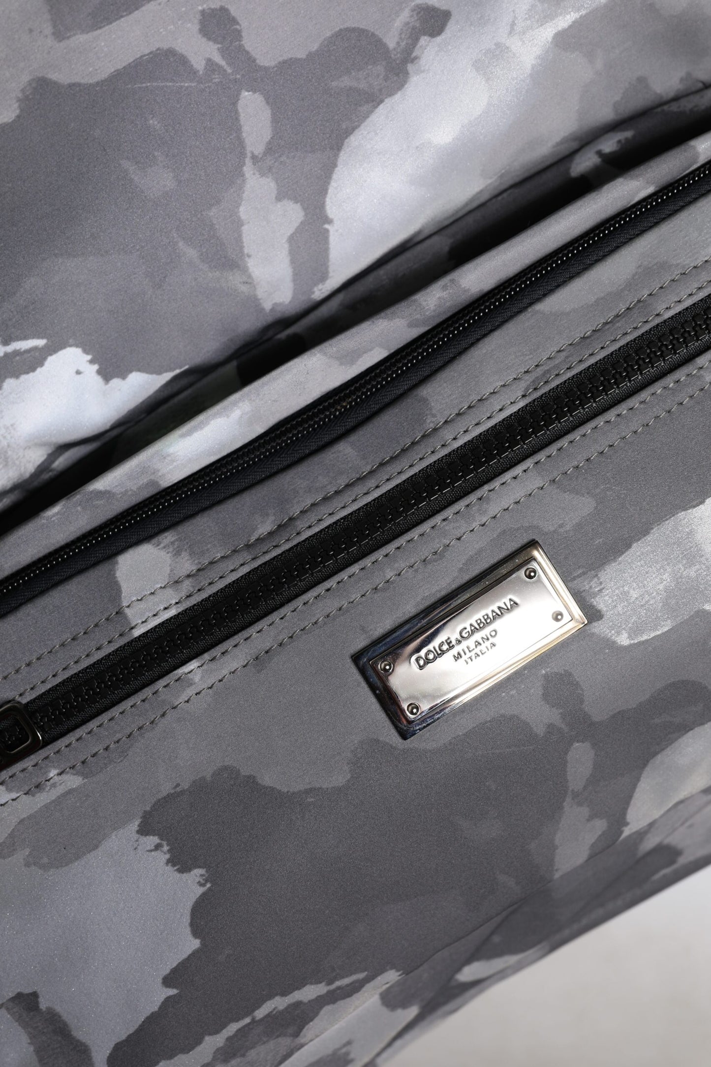 Dolce & Gabbana – Tragetasche aus Baumwolle mit mehreren Fächern in Grau mit Camouflage-Muster