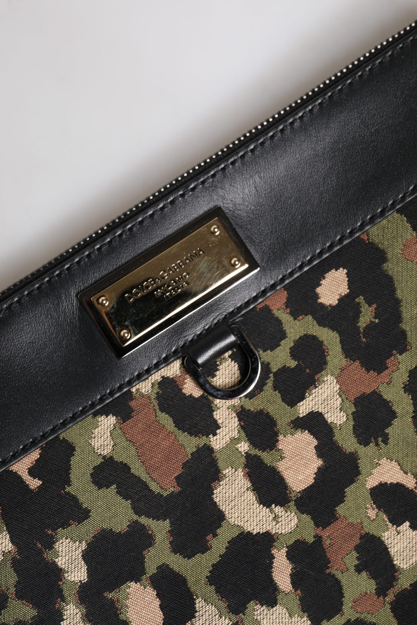 Dolce & Gabbana – Mehrfarbige Beuteltasche mit Logo-Schild und Leoparden-Jacquard-Print