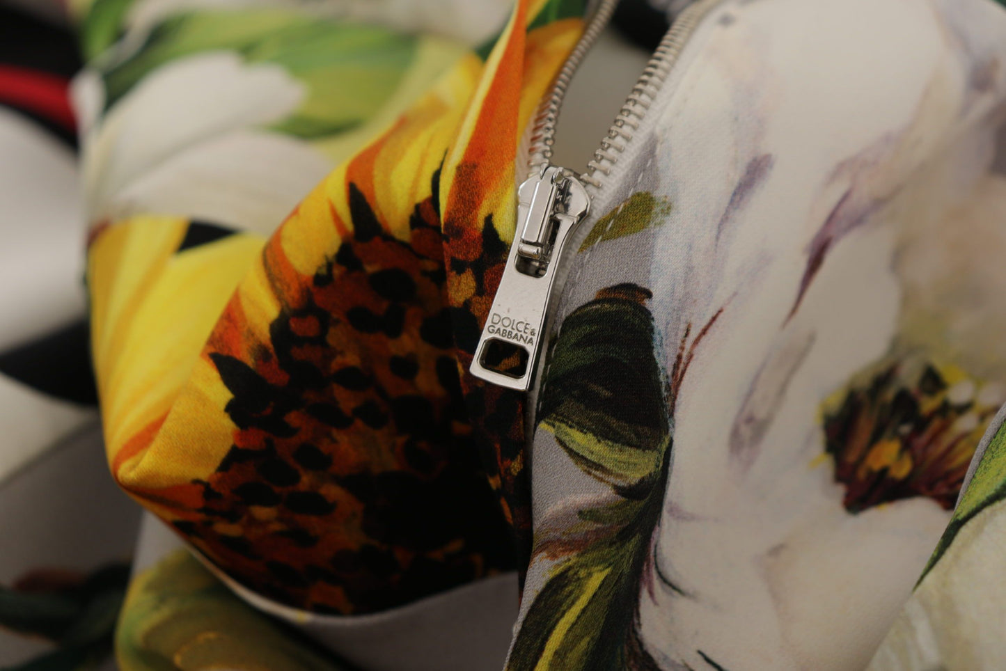 Dolce &amp; Gabbana – Mehrfarbiges Etuikleid aus Charmeuse mit Blumenmuster und Jquard-Muster
