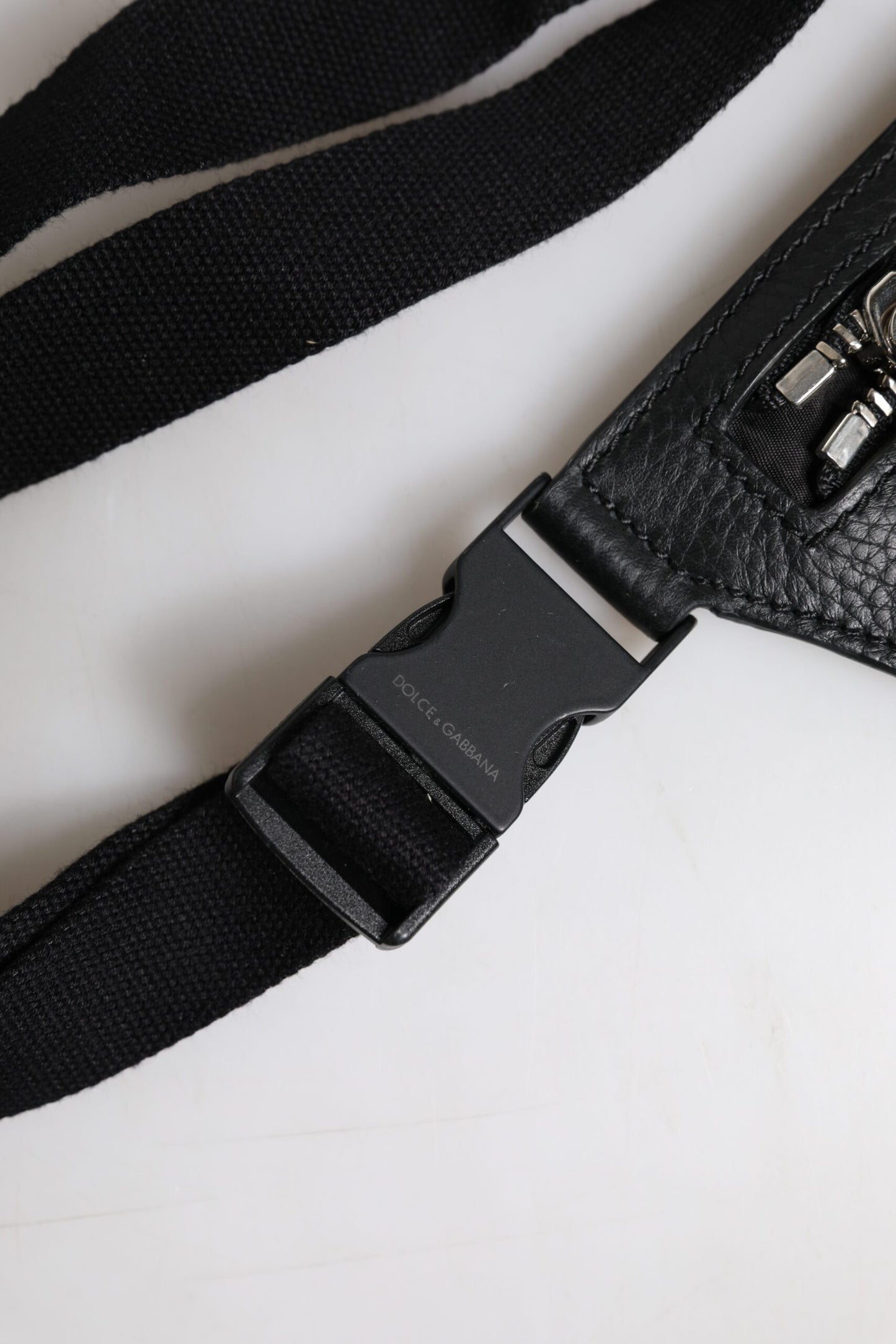 Dolce &amp; Gabbana Gürteltasche mit Logo-Plakette aus schwarzem Kalbsleder für Herren