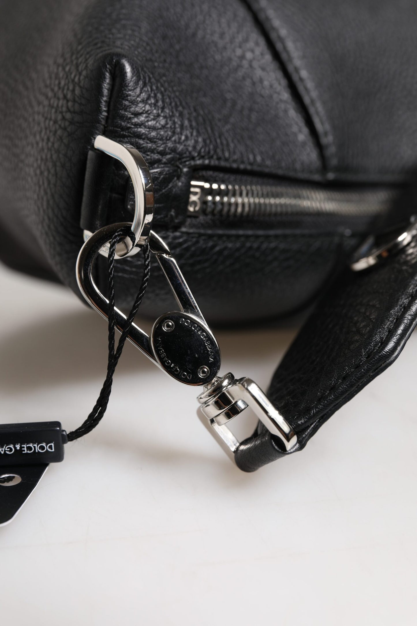 Dolce &amp; Gabbana – Schulter-Umhängetasche aus schwarzem Leder mit Logo-Plakette