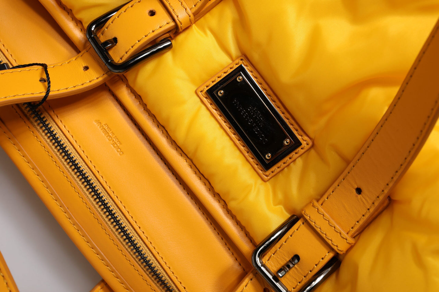 Dolce &amp; Gabbana – Gelb-orangefarbene Nylon-Hand-/Schultertasche mit Logo-Plakette