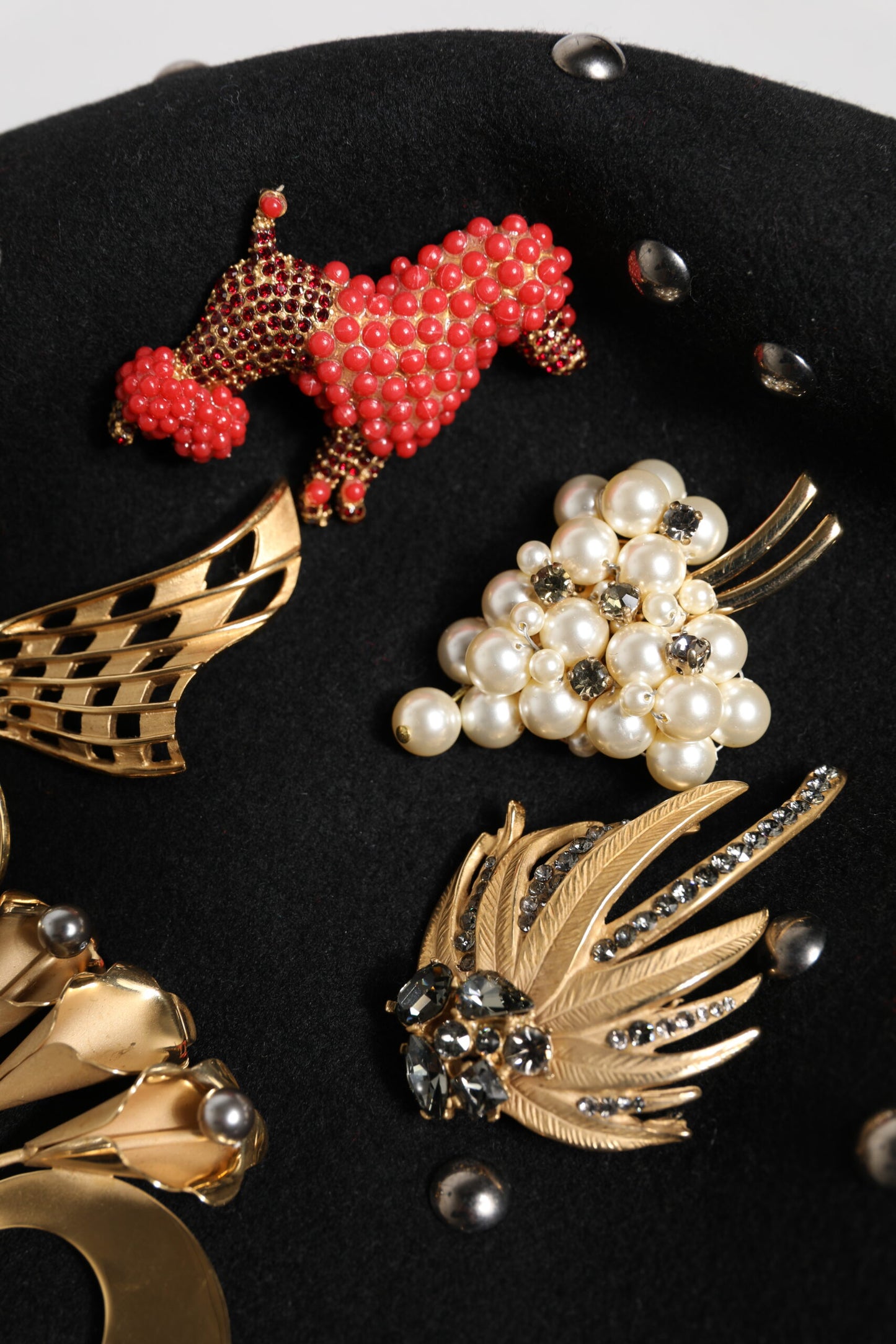 Dolce &amp; Gabbana – Glockenhut aus schwarzer Wolle mit mehrfarbigen Verzierungen