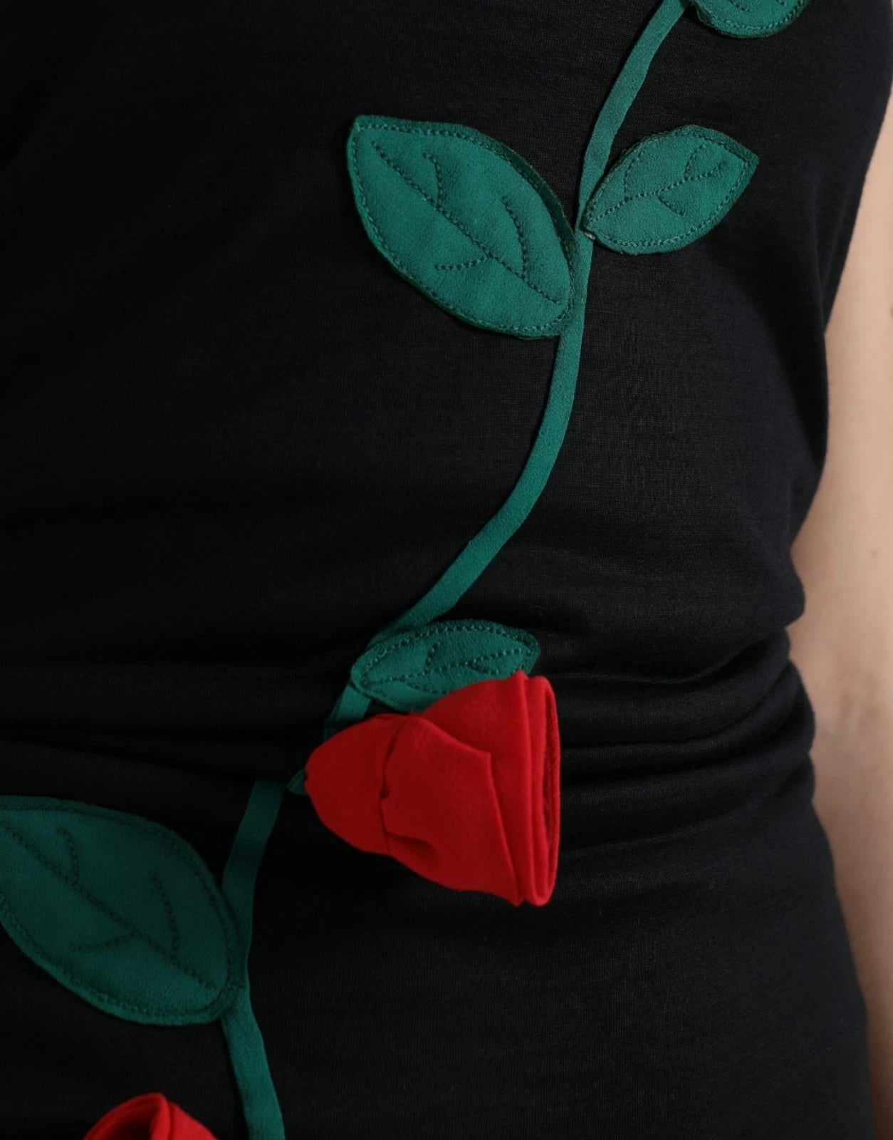 Dolce &amp; Gabbana – Ärmelloses Kleid aus schwarzer Wolle mit Rosenapplikation
